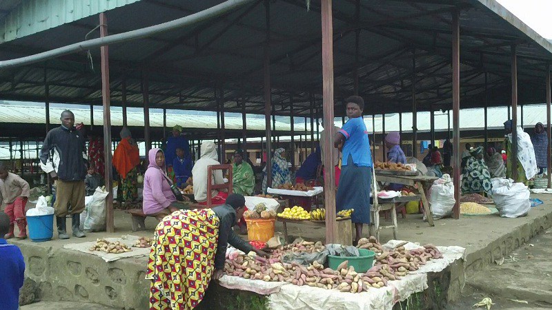 Abarema isoko rya rusomo babura aho bihagarika bigatuma bajya kubikorera mu gishanga cyegereye iryo soko